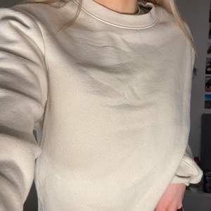 Beige sweatshirt från H&M säljer då jag inte använder längre