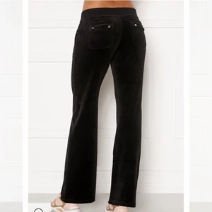 Juicy byxor - Hej, Jag säljer mina Juicy byxor i Svart pga att den är lite kort på mig. Annars perfekt skikt och jättefina. Skriv gärna privat till mig ifall ni vill köpa. I strl Xs. Jag säljee byxorna för 675 ink frakt.