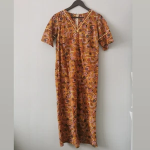 Retro jumpsuit - Retro jumpsuit med kortare ben, mjuk tygg och dragkedja på baksidan. En absolut favvo! 200kr + ev frakt. Alt mötes upp i Umeå✌️