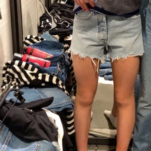 Oanvända zara shorts - Jag köpte dessa shorts för nån dag sedan och de är helt oanvända! Men sen när jag kom hem låg det ett paket på sägen men nästan exakt lika shorts så jag tänkte varför inte sälja ett par!🥰orginalpriset ligger runt 300 men jag säljer de för 245 då de är oanvända!❤️passar perfekt på strumpbyxor eller till sommaren!🎉🥳