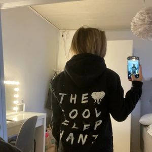 Hoodie från ”the cool elephant”  - Ball hoodie från ”the cool elephant” där det står det på ryggen. Jättemysig och varm inuti. Högsta bud: 150kr+frakt