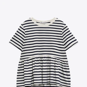 Snygg tröja Zara - Säljer denna söta och väldigt trendiga topp från zara, som nu är slutsåld på hemsidan! Tröja är i toppskick, använd endast 1 gång. Säljer för att den inte riktigt är min stil längre 🌟 (bilderna är inte mina, kontakta mig vid frågor).                                 Frakt kan diskuteras, beroende på ifall du önskar spårbar eller inte!!