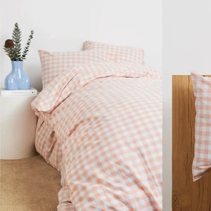 Påslakan set - Säljer mitt ena påslakan-set från Gina Tricot, NYPRIS: 399kr💖 Helt oöppnat, säljer då jag hellre vill matcha det andra med ett påslakan i annan färg för att tona ner det rosa🤍 