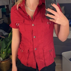 Röd skjorta  - Säljer denna jättecoola röda skjorta med fickor. Köpt secondhand men har aldrig använt. Passar en S❤️❤️skriv vid frågor❤️❤️