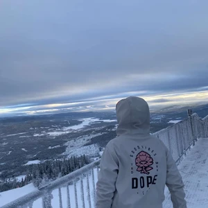 Dopejacka - Skidjacka storlek S men passar mig som är M. Köptes för 2 månader sen och använd 3 gånger och säljer den då jag vill ha en annan. Fin och i nyskick. Köptes för 1499kr 