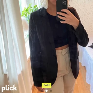 Blazer/kavaj - Säljer denna blazer/kavaj som är köpt här på plick. Den är sparsamt använd och är i bra skick. Frakten tillkommer💗priset kan diskuteras. 