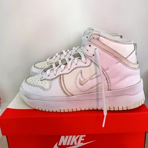 Nike Dunks high - All white dunks från Nike, ovanlig modell. Använda Max 5 gånger och är i mycket bra skick. Skit snygga skor, som är köpta här på Plick. Anledningen att jag säljer är att det är lite stora. Beredd att sänka priset vid snabb affär :)