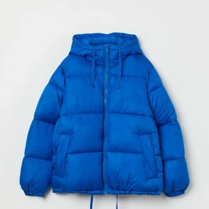 HM BLÅ JACKA  - Säljer min blåa jacka från hm som inte är min stil, säljer för 300kr men buda på! Den är i S, om du vill ha mer så ba att skriva🥰 ANVÄND TVÅ GÅNGER så hyfsat ny!