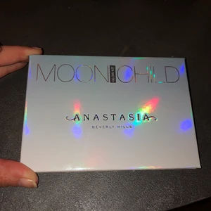 Anastasia glow kit ”Moon Child” - Endast testat vissa av färgerna på handen. Som ny köparen står för frakten. 