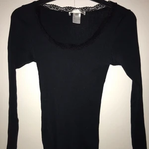 Tröja - En svart snygg tröja med en fin spets vid halsen. Väldigt bra skick. Den har aldrig kommit till användning. Kontakta mig för fler bilder. Priset kan möjligtvis diskuteras.