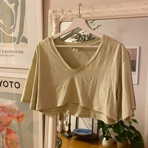 Kort croptop från Monki  - En grön kort croptop från Monki. Notera att den är kort. True-to-size💜