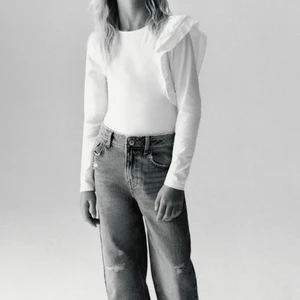 Vit body  - Säljer denna asfina vita bodyn från zara barn då den inte använts. Största storleken på barnavdelningen men passar mig som vanligtvis har xs-s på tröjor! Aldrig använd med prislappen kvar🔥