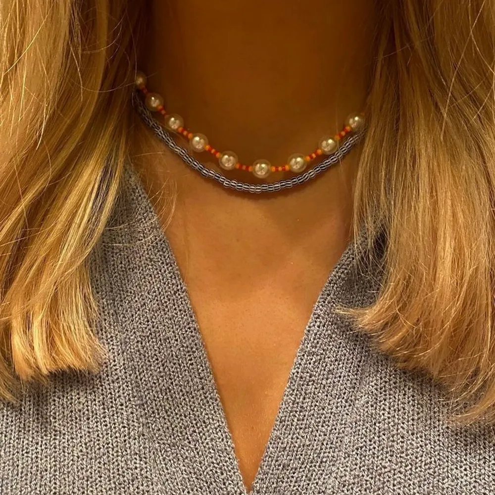 Orangegult halsband på 40 cm , med förlängningskedja baktill på cirka 4 cm 🧡 Begränsat antal. Accessoarer.