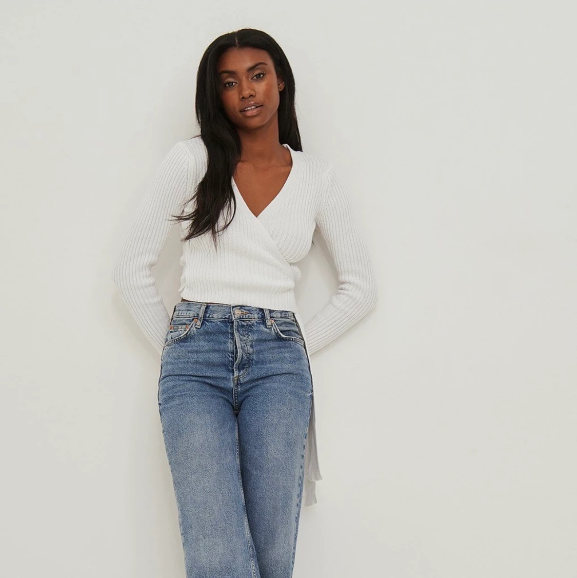 Vit tröja med knyt på sidan