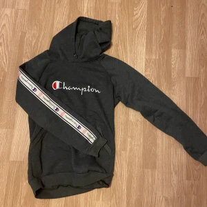 Tröja - Snygg champion tröja som endast används ett fåtal gånger