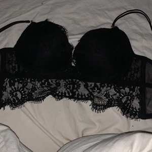  spets bh storlek 75c från new yorker - Jag väljer att lägga ut denhör bh:n för att jag råkade köpa fel storlek så den inte passar men har testat den en gång och den sitter bra runt ens byst den är inte tajt eller så och den har band man kan reglera om de är så. OBS köparen får stå för frakten