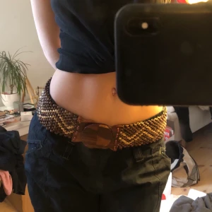 Vintage skärp - Udda vintage skärp i träpärlor!                                    Ca 75cm omkrets men är elastiskt så funkar runt lite längre också🌟                                                            Har lagat spännet en gång men funkar bra och annars gott skick ;-J 