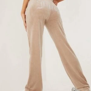 Beiga Juicy Couture mjukisar  - Säljer mina Beiga Juicy couture byxor i storlek XL, eftersom dem är för stora på mig och jag vill sälja dessa och köpa i en mindre storlek. Säljer minst för 800kr + köparen står själv för frakten. Dem är långa i benen, använda Max 5 gånger och är i jättebra skick. Dem är köpte på JD. Inga returer.