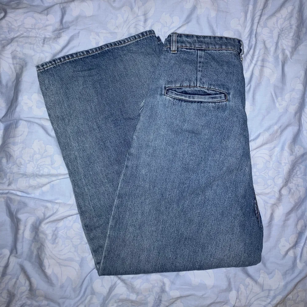 Sköna high waisted monki jeans, fyra fickor och en fake ficka. . Jeans & Byxor.