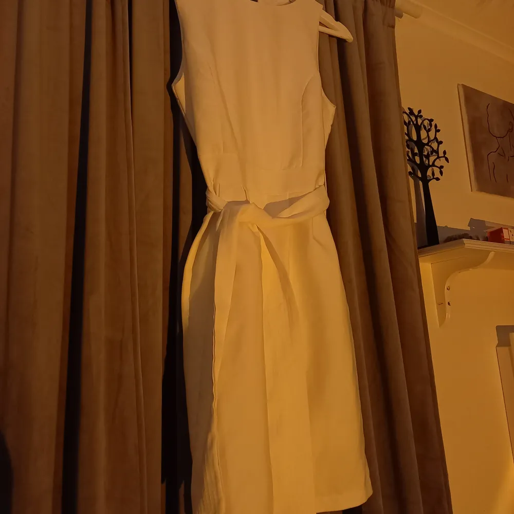 Jättefin vit klänning som jag har använt 1 gång💕Fint skick! Skriv för fler bilder💕. Klänningar.