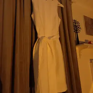 Jättefin vit klänning som jag har använt 1 gång💕Fint skick! Skriv för fler bilder💕