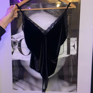 Spets body i sammet - Jätte fin body i sammet från Bikbok😍. Helt oandvänd. String så ingen kant syns nät man har byxor!