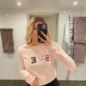 Sweatshirt från Svea - jättesöt tröja från Svea i ljusrosa och mönstrade bokstäver, jättebra material och långa ärmar💖 pm vid frågor/ önskemål om fler bilder 