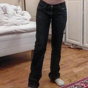 Lågmidjade jeans från Peak Performance - Säljer dessa skitsnygga blå lågmidjande jeans från Peak Performance💫 Är raka jeans med lös passform. Är lite trasiga vid foten, men annars bra skick! Kan mötas upp I Göteborg, annars tillkommer frakt❤❤ Pris kan diskuteras😊