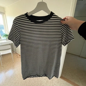 Svartvit randig tröja - Säljer denna svartvita t-shirten då jag inte använder den längre💓