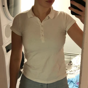 Vit t-shirt - Vit t-shirt med krage, det står XS men passar som S-M