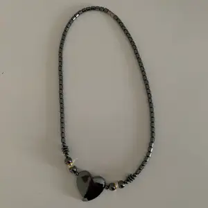 Pärlhalsband med hjärta färg svart/mörkgrå 