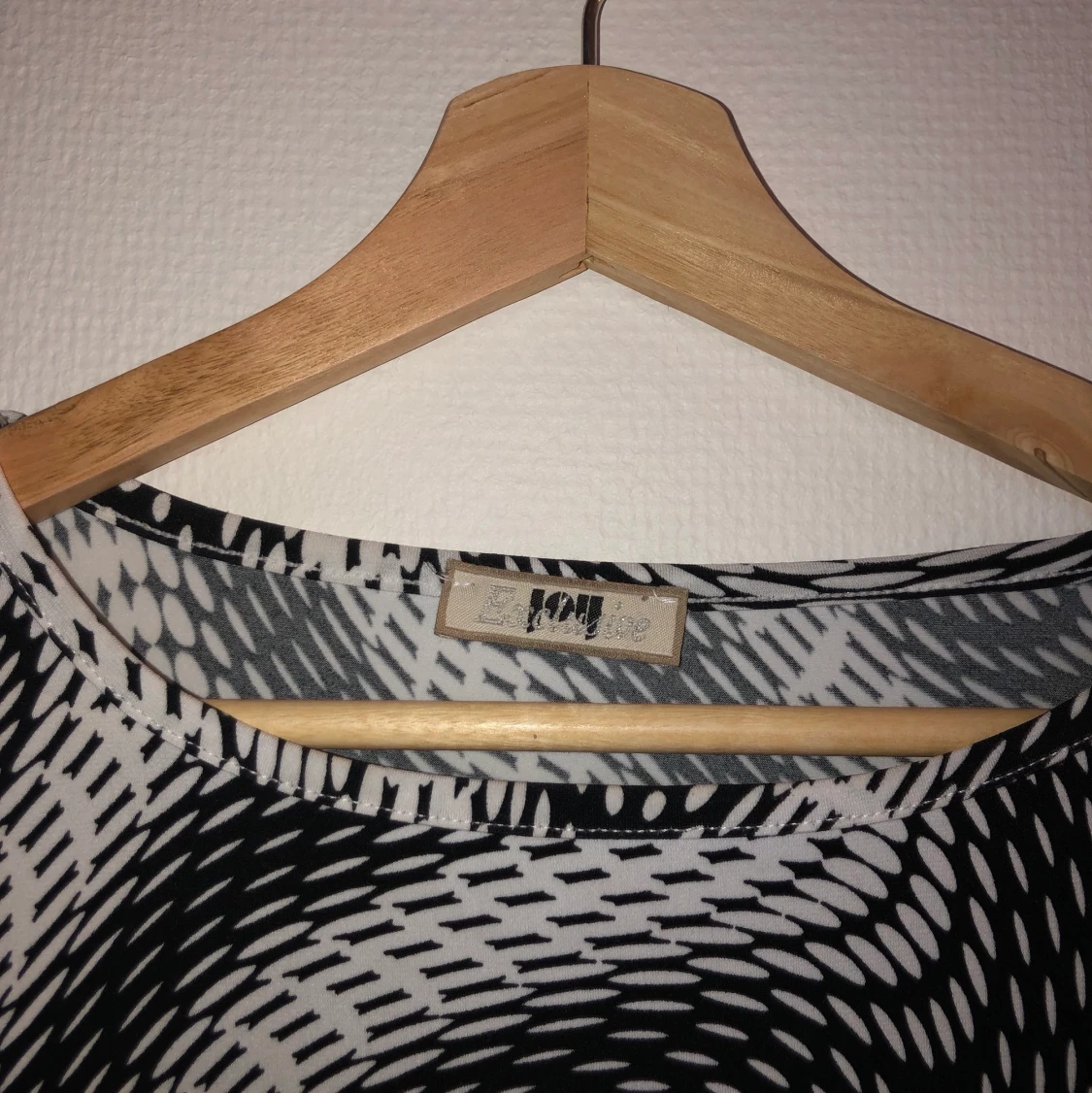 Stretchig skön topp med fint mönster - 90