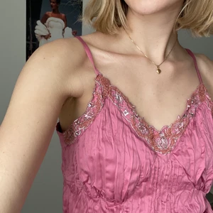 2000s linne - Ett sjukt snyggt linne! Använt skick, några sömmar som är lite skadade, ingenting man tänker på men skickar gärna bild! Sitter lite löst på mig som är storlek S.