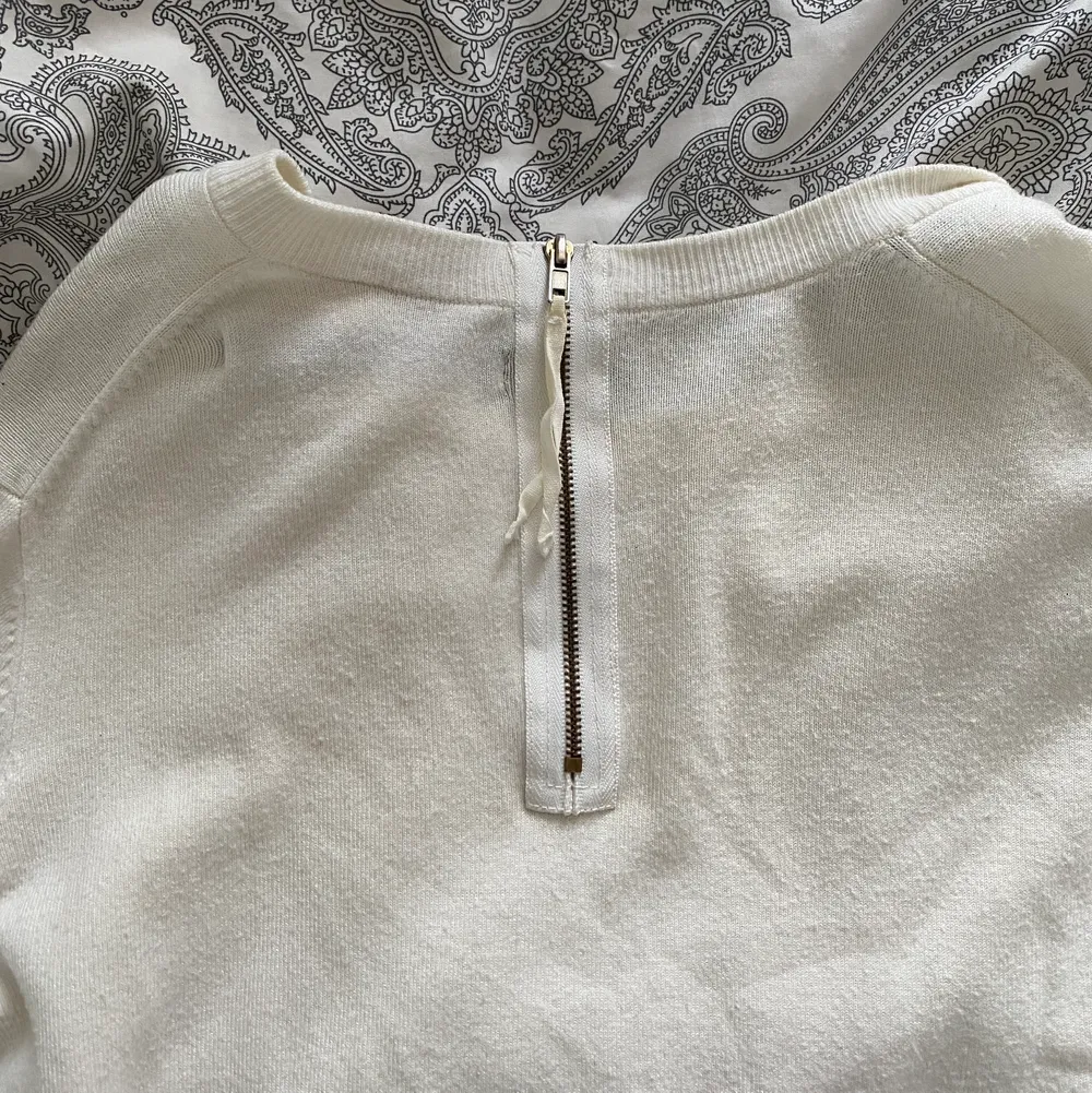 Vit långärmad tröja från Zara, den har en kort dragkedja på ryggen!! Stretchigt material🤩. Tröjor & Koftor.