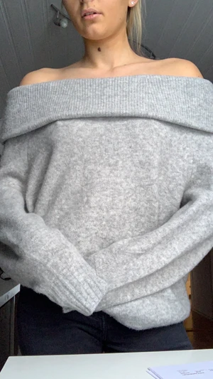 Stickad tröja off-shoulder - Stickad grå tröja med off-shoulder. Från hm. Jag har använt den väldigt lite