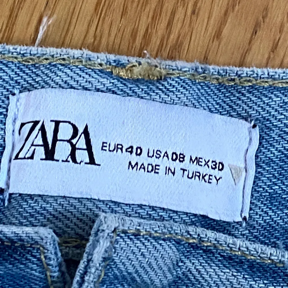Superfina zara jeans som använts fåtal gånger🤍 säljer pga fel storlek. . Jeans & Byxor.