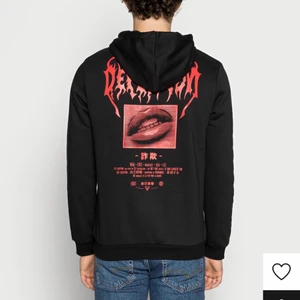 Svart hoodie med tryck  - Svart hoodie med tryck både på fram och baksida från pier one. Storlek xs. Modellen är unisex❤️‍🔥