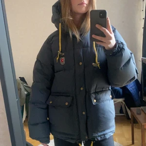 Fjällräven dunjacka storlek S - Kolla min andra annons med den här jackan istället för denna!! Den finns alltså kvar fast en annan annons!