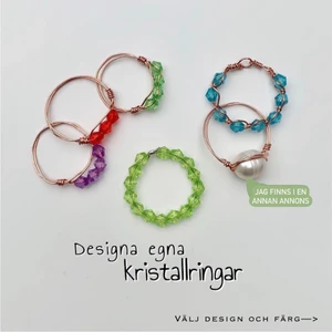 Kristallringar - Designa egna ringar💍  Du kan välja mellan fyra olika utseenden på ringar + vilken färg du vill ha på pärlorna ☺️  Det är fritt att blanda färger💚💙❤️ Har du en annan idé, kanske en bild du sett så kan jag kanske göra den❣️  Storleksguide på bild 4. Jag kan göra andra storlekar än de som finns❣️  Ringarna är gjorda av koppartråd och plastpärlor. (Förutom memoryrimgen som är annan metall)