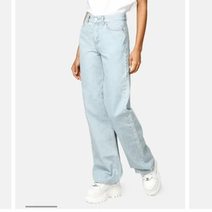 Wide leg jeans - Populära junkyard jeansen i storlek 29, passar bra på mig som vanligtvis har storlek 38. Bra skick, skriv för egna bilder💞 Nypris: 499 kr