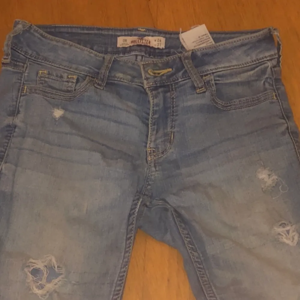 Ett par lågmidjade jeans från hollister i storlek 24/31. Köpta second hand! Kontakta för fler bilder eller vid köp!😚. Jeans & Byxor.