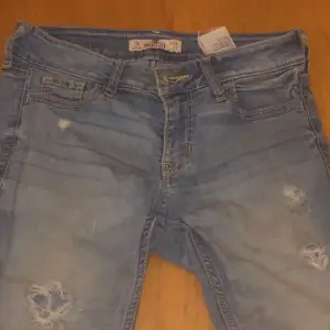 Ett par lågmidjade jeans från hollister i storlek XS skulle jag säga. Köpta second hand! Kontakta för fler bilder eller vid köp!😚