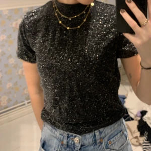 glittrig tröja  - säljer denna glittriga tröja✨✨✨✨endast använd ett fåtal gånger✨✨✨ 
