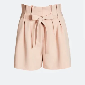 Pink paperbag shorts - Ett par ljusrosa paperbag shorts med knytning i midjan. Bra kvalitet, köpta för ungefär 3 år sedan och hållet sen dess. Från bikbok i storlek M💕priset går diskutera, finns fler bilder💕💕💕