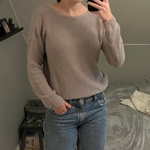 Grå stickad tröja  - Snygg grå stickad tröja från Nakd med v-ringning i ryggen. Storlek xs, men sitter lite lösare. 