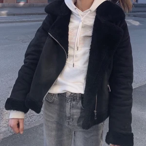 Pull and Bear strl L  - Trendig bikerjacka från Pull and Bear. Jackan är storlek L i barnstorlek men sitter som en S!❤️‍🔥
