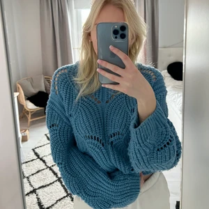 Stickad tröja S - Snygg blå stickad tröja. Något sliten längst ner på armarna men i övrigt bra skick (som man ser på närbilderna). Storlek S