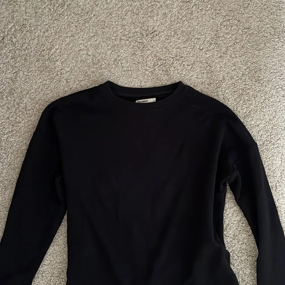 Vanlig svart sweatshirt i skönt matrial från Pull & Bear i storlek S🕺🏼✨💜. Tröjor & Koftor.