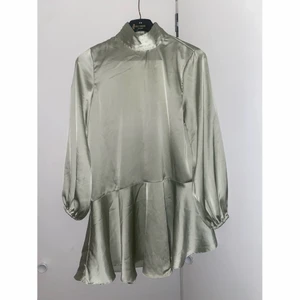 Klänning  - Säljer min otroligt vackra klänning, använd en gång. Från Pretty Lavish. Älskar den men behöver pengar inför en resa! Frakt betalas av köparen ✨