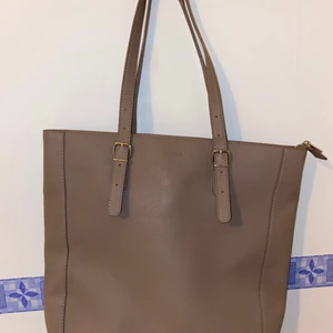 Oanvänd handväska från Don Donna!! - Handväska i läder från Don Donna, aldrig använd!  Stora fack inuti väska i smidiga skildringar vilket ger plats för dina grejer och det blir lätt att ha ordning på de i de smidiga facken !  Ett riktigt superfynd då den är helt ny!